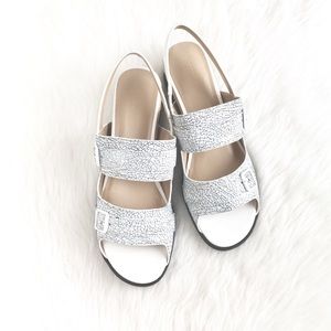 LOGO LoriGoldstein | crackle leather buckle sandal